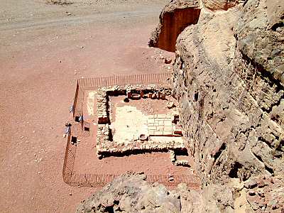 Timna H-thor's Midianite Temple Face of Solomon's Pillars (BiblePlaces.com)